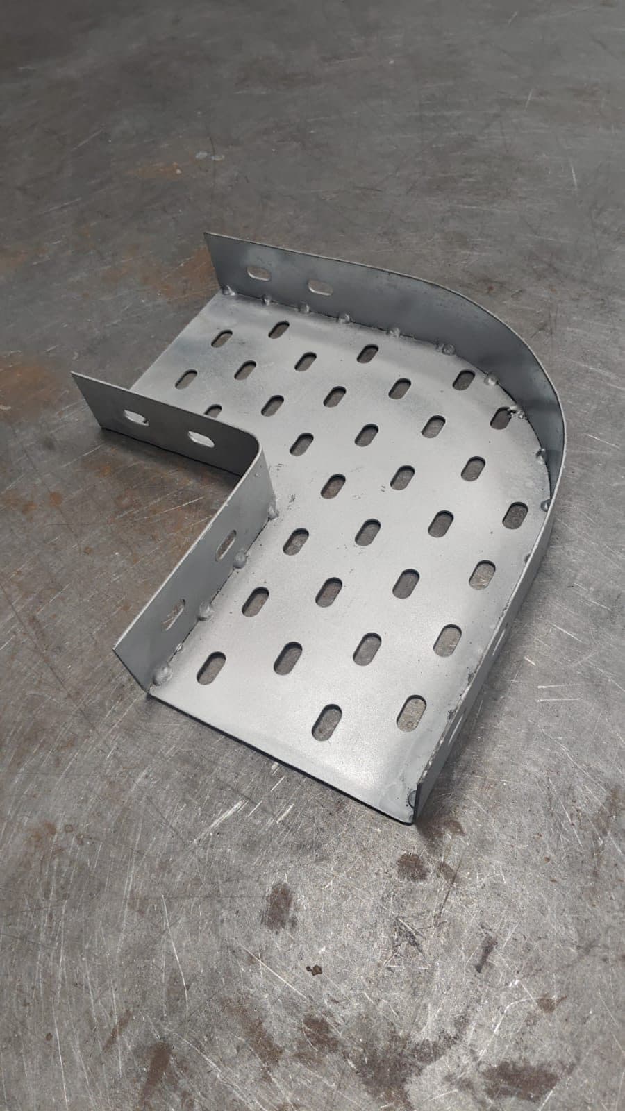 Perforated cable tray horizontal bend