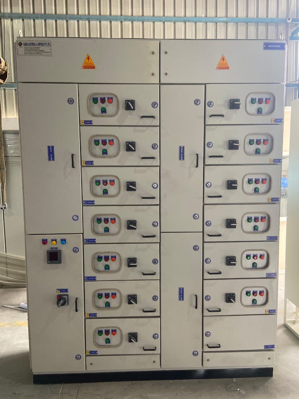 Multi-tier feeder panel with withdrawable modules